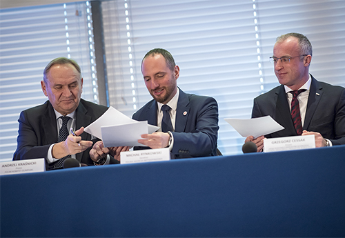 Na zdjęciu od lewej: Andrzej Kraśnicki – Prezes PKOl, Michał Rynkowski - Dyrektor POLADA, Grzegorz Cessak – Prezes Urzędu Rejestracji Produktów Leczniczych, Wyrobów Medycznych i Produktów Biobójczych/Fot.: Szymon Sikora/PKOl Na zdjęciu od lewej: Andrzej Kraśnicki – Prezes PKOl, Michał Rynkowski - Dyrektor POLADA, Grzegorz Cessak – Prezes Urzędu Rejestracji Produktów Leczniczych, Wyrobów Medycznych i Produktów Biobójczych/Fot.: Szymon Sikora/PKOl