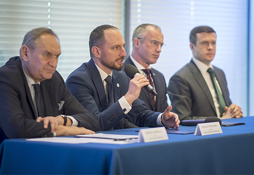 Na zdjęciu od lewej: Andrzej Kraśnicki – Prezes PKOl, Michał Rynkowski - Dyrektor POLADA, Grzegorz Cessak – Prezes Urzędu Rejestracji Produktów Leczniczych, Wyrobów Medycznych i Produktów Biobójczych, Witold Bańka – Prezes WADA/Fot.: Szymon Sikora/PKOl Na zdjęciu od lewej: Andrzej Kraśnicki – Prezes PKOl, Michał Rynkowski - Dyrektor POLADA, Grzegorz Cessak – Prezes Urzędu Rejestracji Produktów Leczniczych, Wyrobów Medycznych i Produktów Biobójczych, Witold Bańka – Prezes WADA/Fot.: Szymon Sikora/PKOl